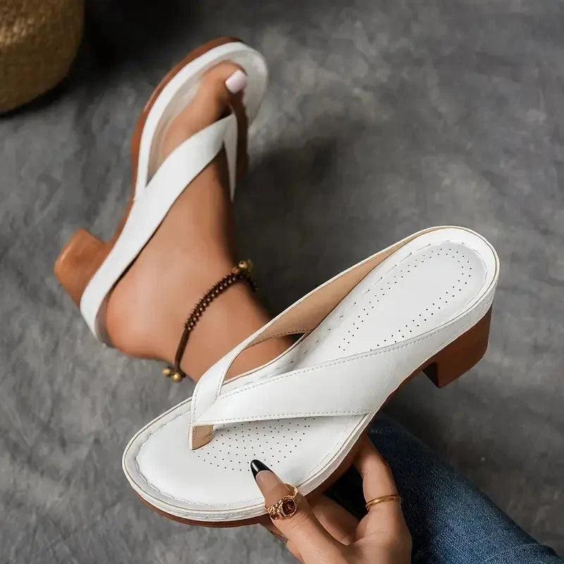 Paire de sandales confortables pour femme, style estival décontracté avec bride large et soutien optimal.