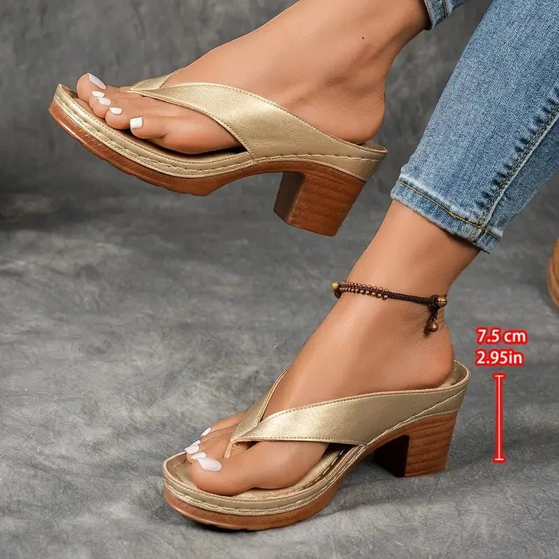 Paire de sandales été femme avec bride confortable, style décontracté et semelle adhérente pour la plage.