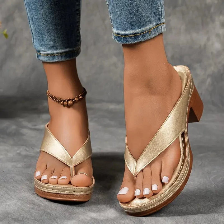 Chaussures d'été femme élégantes et décontractées, avec une bride large confortable et semelle antidérapante.