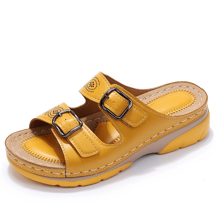Sandales confortables femme à doubles brides, parfaites pour un look estival et décontracté.
