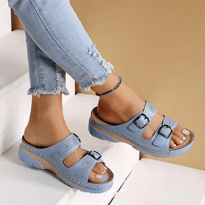 Sandales femme élégantes à doubles brides ajustables, pour un confort supérieur tout l'été.