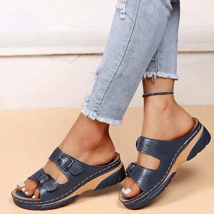 Sandales femme à doubles brides pour un confort estival durable, idéales pour la ville et la plage.