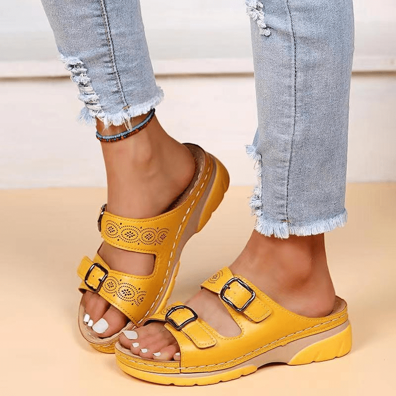 Design moderne sandales femme doubles brides, légères et confortables pour toutes occasions estivales.