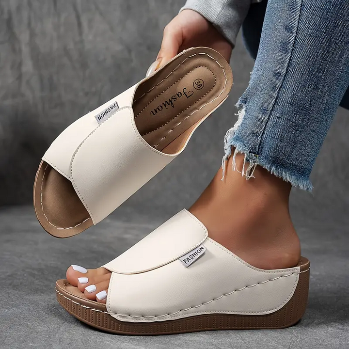 Sandales compensées femme confortables à enfiler pour l'été, bout ouvert. Idéales pour le quotidien.