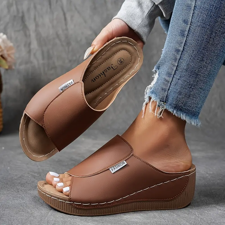 Sandales compensées femme élégantes et chic pour l'été. Mode femme décontractée, facile à enfiler.