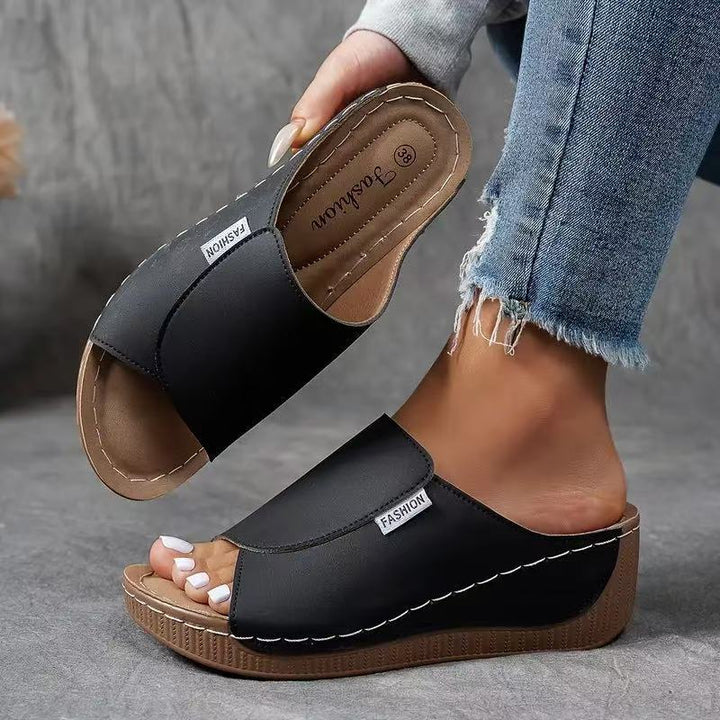 Chaussures sandales compensées femme à bout ouvert, confortables et à enfiler. Parfaites pour l'été.