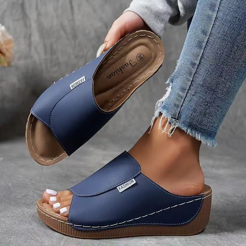 Sandales compensées femme d'été, confortables et à enfiler. Idéales pour le quotidien et la mode casual.