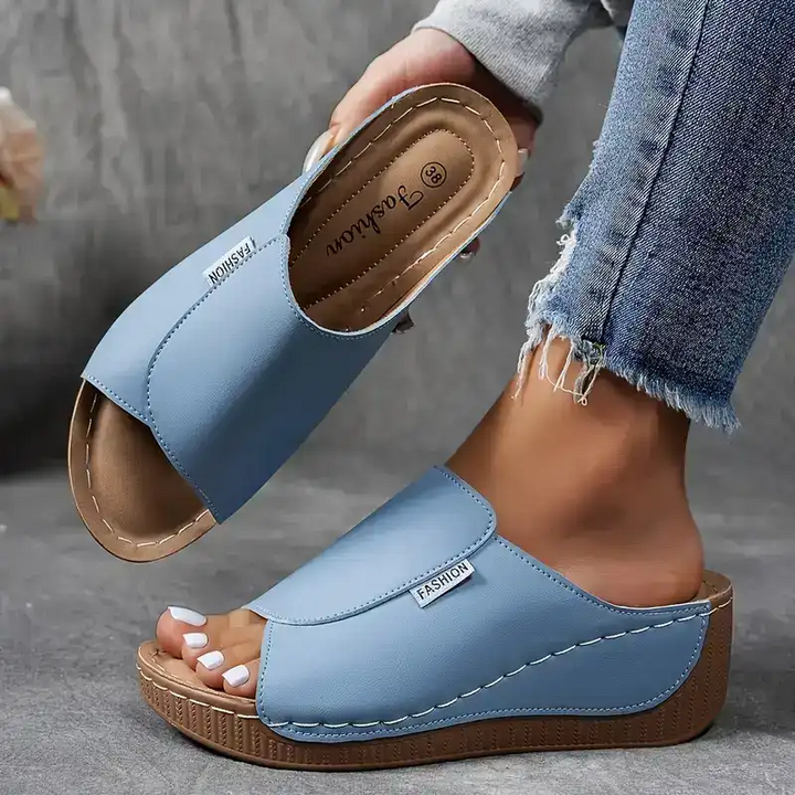 Sandales compensées femme modernes, confortables à enfiler. Bout ouvert, parfaites pour un été élégant.