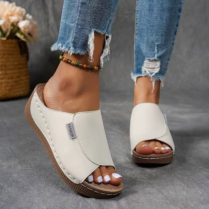 Sandales compensées femme confortables et élégantes à enfiler. Idéales pour la mode d'été féminine chic.