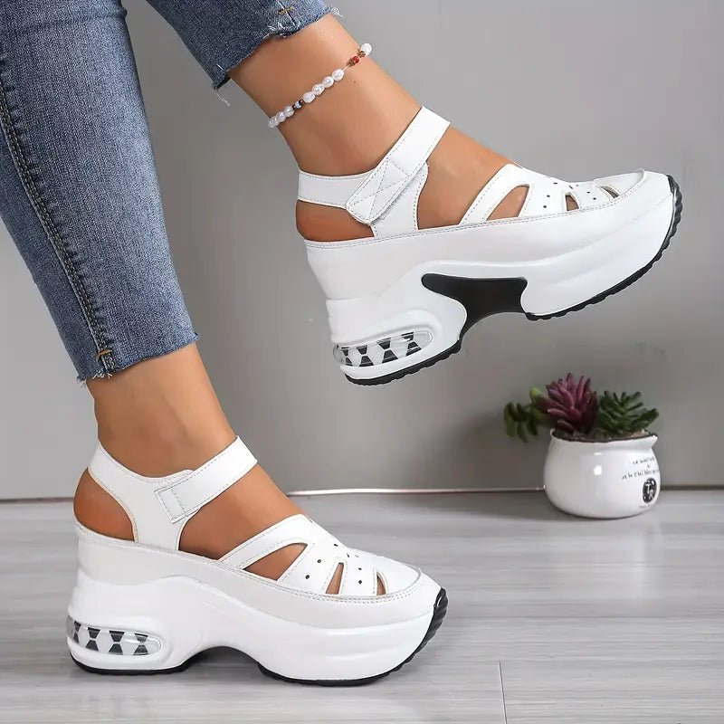 Détail de sandales à plateau femme, alliant confort et design moderne pour les journées d'été.