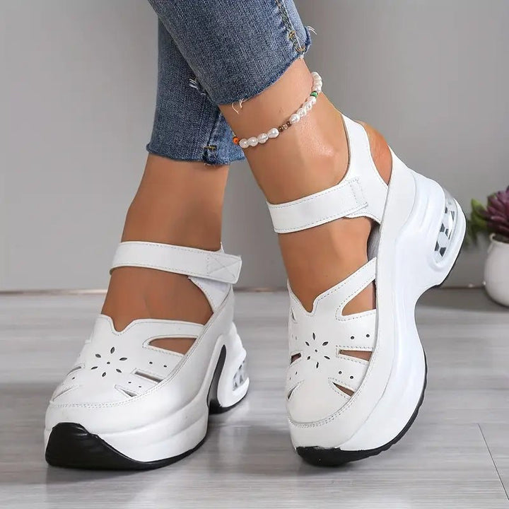 Sandales à plateau femme blanches, confortables et stylées pour l'été. Idéales pour un look quotidien élégant.