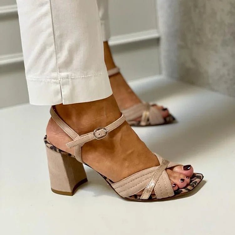 Belles sandales femmes kaki avec lanières croisées et talons larges. Style élégant et confortable pour toutes occasions.
