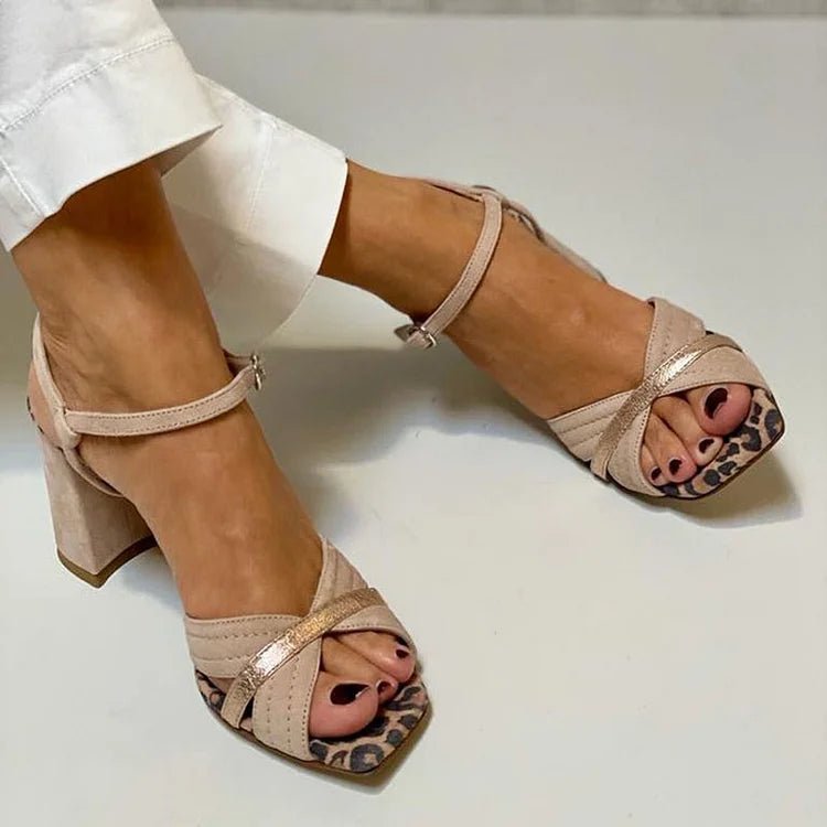Sandales à talons larges stables pour femmes en kaki. Chaussures confort optimal, idéales pour la mode soirée.