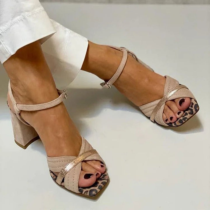 Sandales à talons larges stables pour femmes en kaki. Chaussures confort optimal, idéales pour la mode soirée.