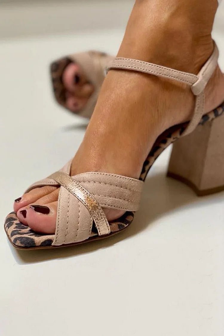 Sandales kaki élégantes pour femmes à talons larges et lanières croisées. Confortables et parfaites pour l'été.