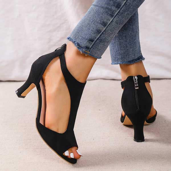 Paire de sandales à talons femme, design moderne à bout ouvert, confortables et très élégantes.