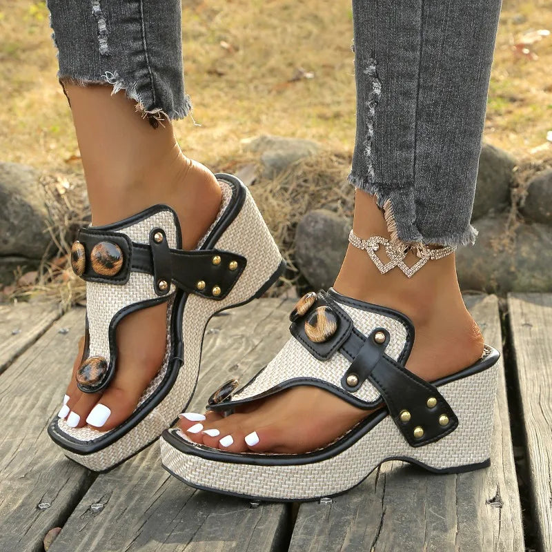 Sandales compensées femme à plateforme, confortables et stylées pour l'été.