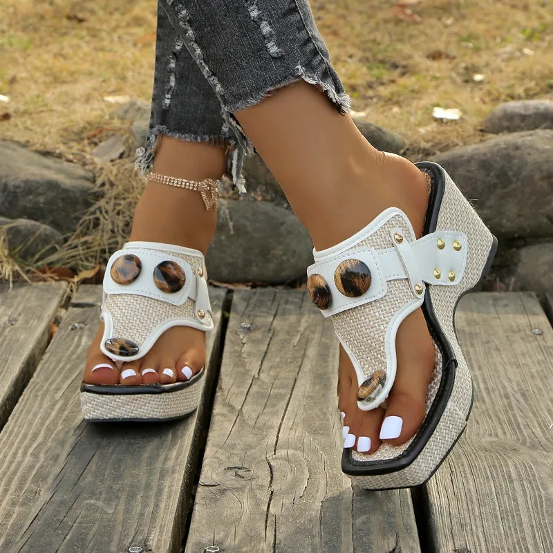 Sandales compensées femme cloutées, plateforme, parfaites pour un look estival tendance.