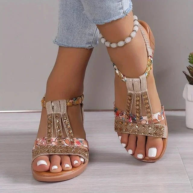 Élégantes sandales compensées femme à strass, offrant style et confort pour les soirées et événements estivaux.
