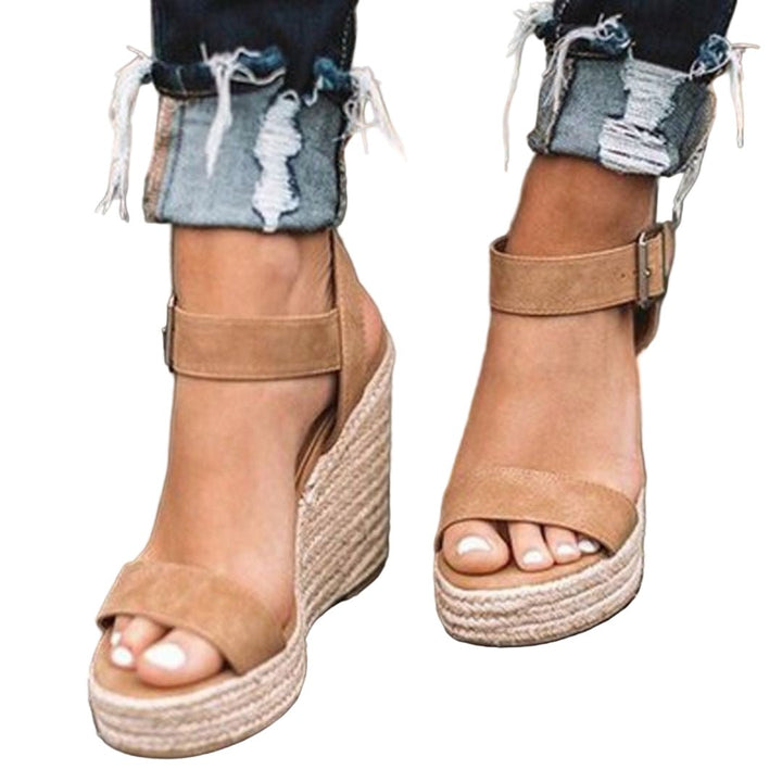 Sandales compensées femme élégantes avec bride à boucle, parfaites pour l'été et un look chic.