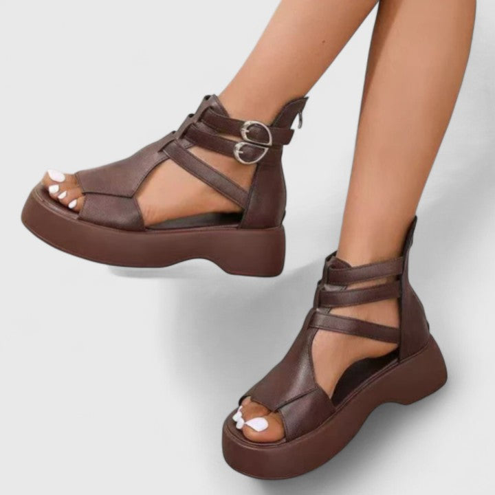 Sandales compensées femme élégantes avec bout ouvert et brides fines ajustables, parfaites pour l'été.