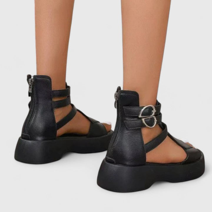 Vue latérale des sandales compensées femme élégantes, montrant la semelle et les brides chic.