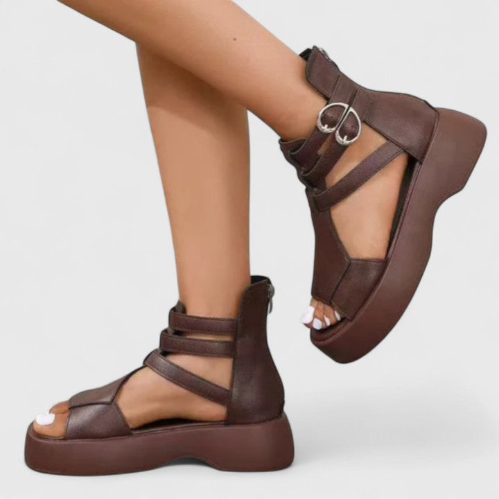 Sandales mode femme à bout ouvert, confortables avec talon compensé, idéales pour un look estival raffiné.