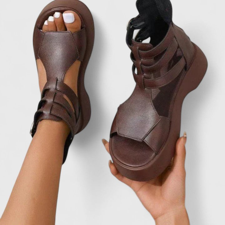 Paire de sandales compensées femme élégantes à bout ouvert, un essentiel mode et confort pour l'été.