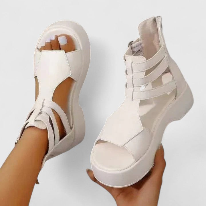 Sandales compensées femme chics et confortables, avec bout ouvert et brides croisées pour une tenue d'été.