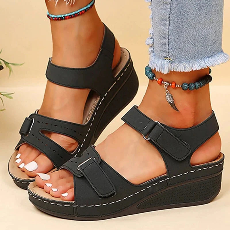 Sandales compensées orthopédiques femme, confortables, support voûte plantaire, parfaites pour l'été.