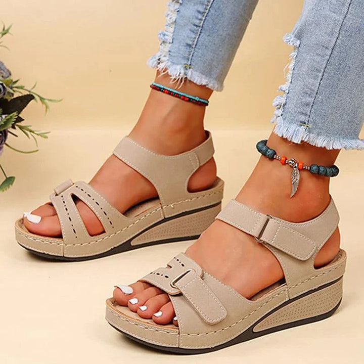Vue latérale sandales compensées orthopédiques femme, avec support de voûte plantaire intégré pour un confort optimal.