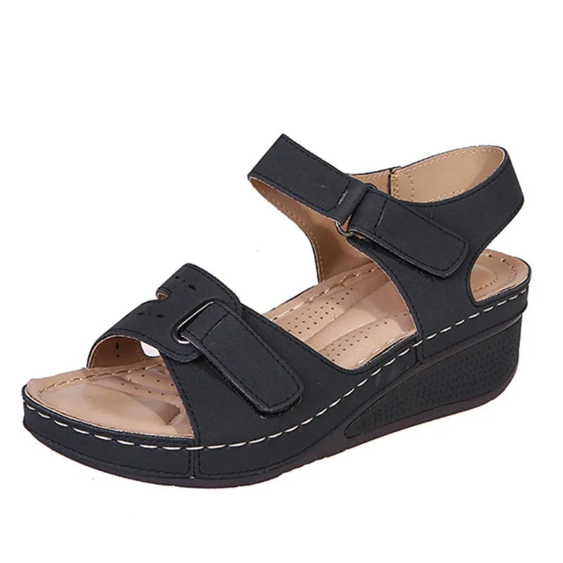 Semelle compensée confortable de sandales orthopédiques femme, idéale pour le support et le soulagement du pied.