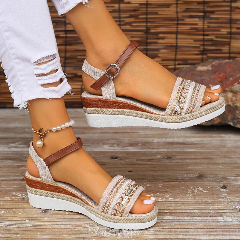 Sandales compensées orthopédiques femme beiges, style estival. Confort et soutien pour pieds sensibles.