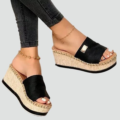 Sandales compensées orthopédiques pour femme, style estival élégant. Confort et soutien du pied assurés cet été.