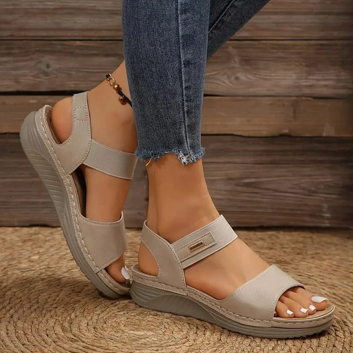 Sandales femme avec excellent soutien plantaire, conçues pour le confort et le style élégant quotidien.