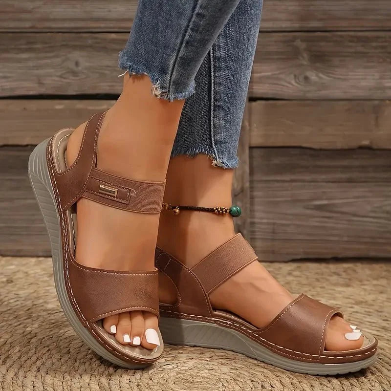 Sandales confortables femme avec brides ajustables, offrant soutien et style décontracté pour l'été.
