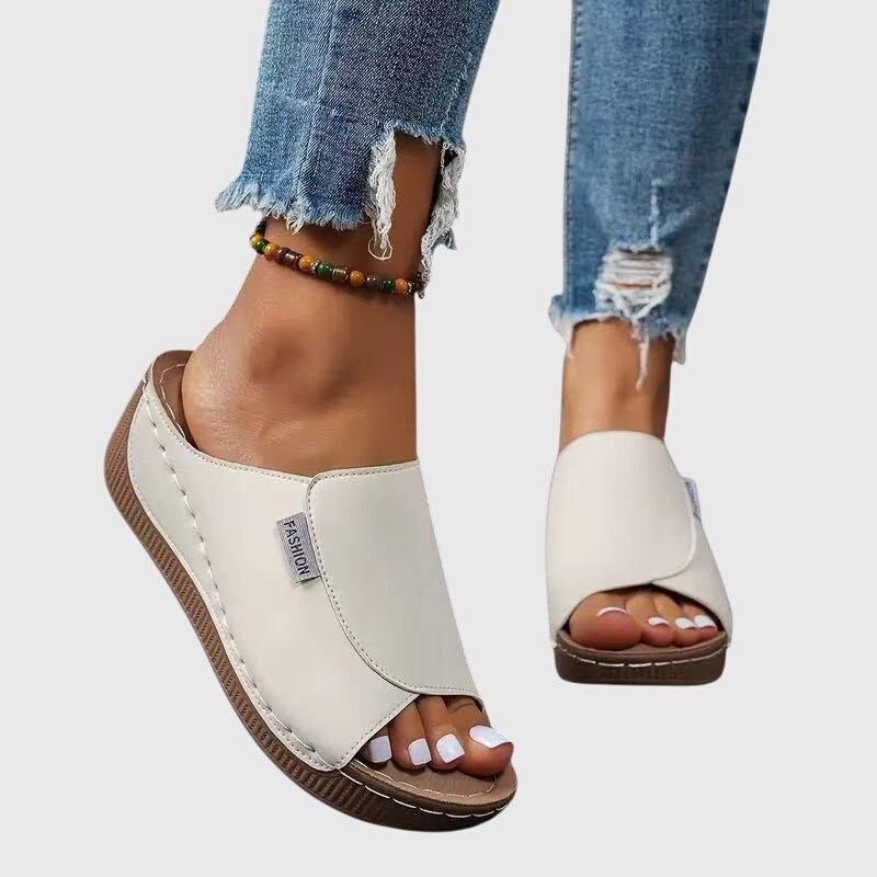Sandales compensées femme confortables, idéales pour l'été. Chaussures ouvertes style décontracté.