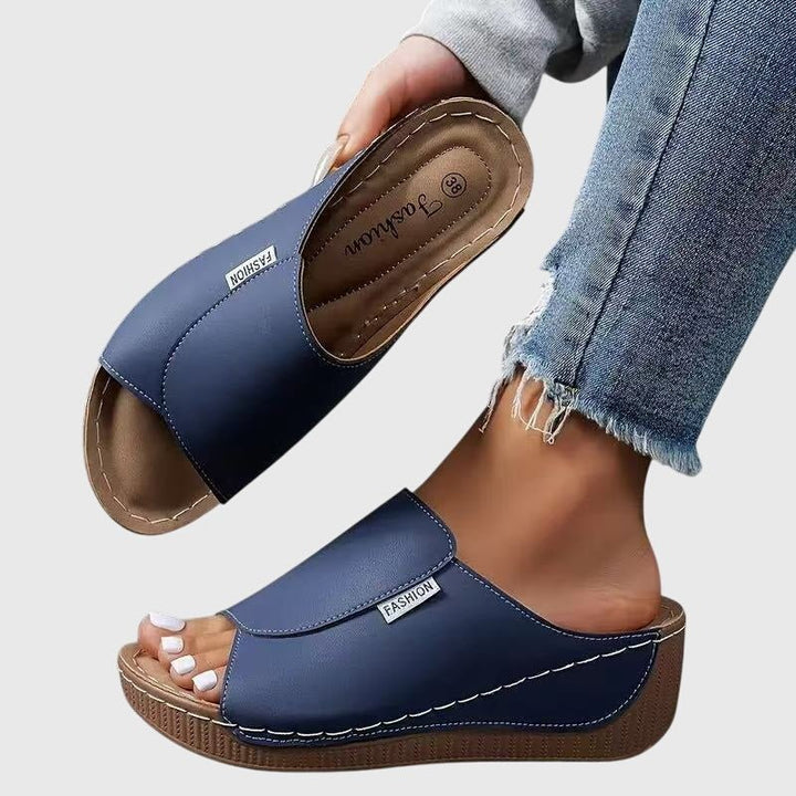 Chaussures femme élégantes et confortables : sandales compensées d'été. Style décontracté, polyvalentes pour toute occasion.