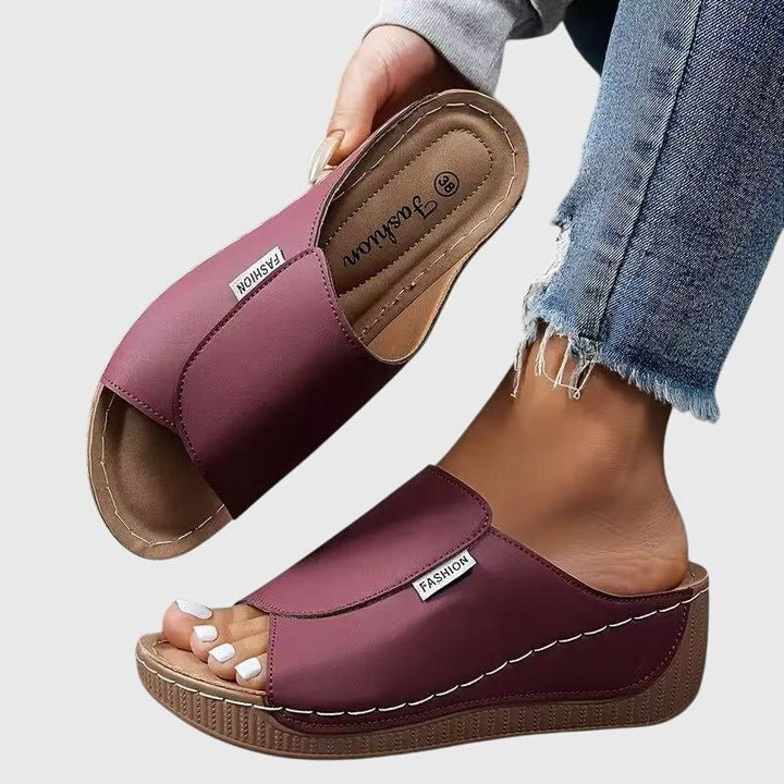 Gros plan sur des sandales compensées confortables pour femme, détail des lanières. Idéales pour l'été décontracté.