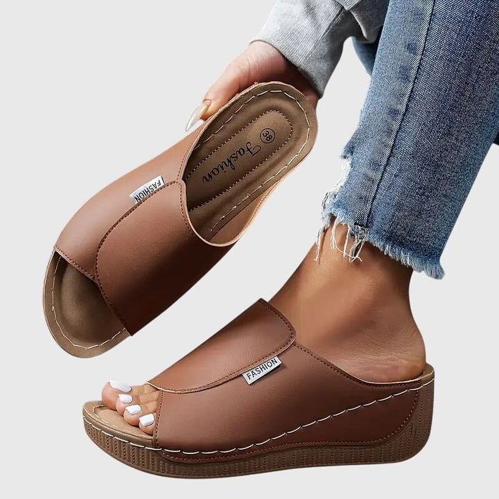 Sandales d'été compensées femme, très confortables et polyvalentes. Idéales pour un style décontracté ou chic.