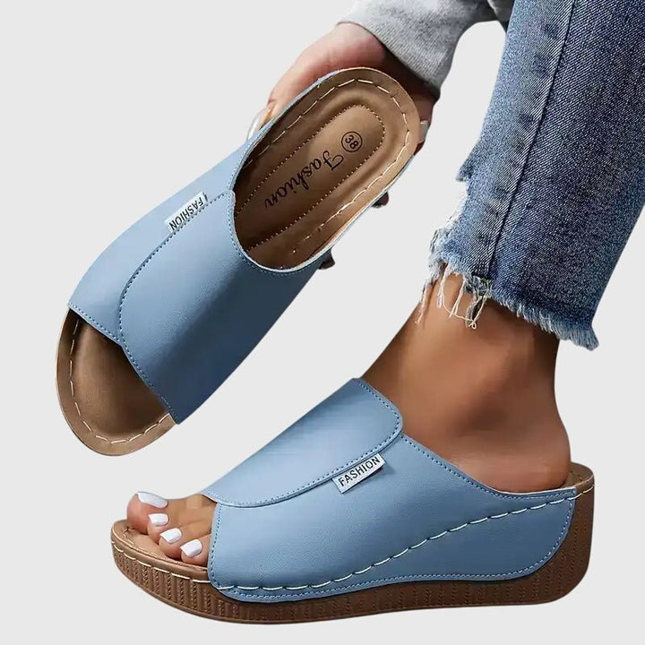 Élégantes sandales compensées femme pour un confort optimal en été. Chaussures ouvertes décontractées, style polyvalent.