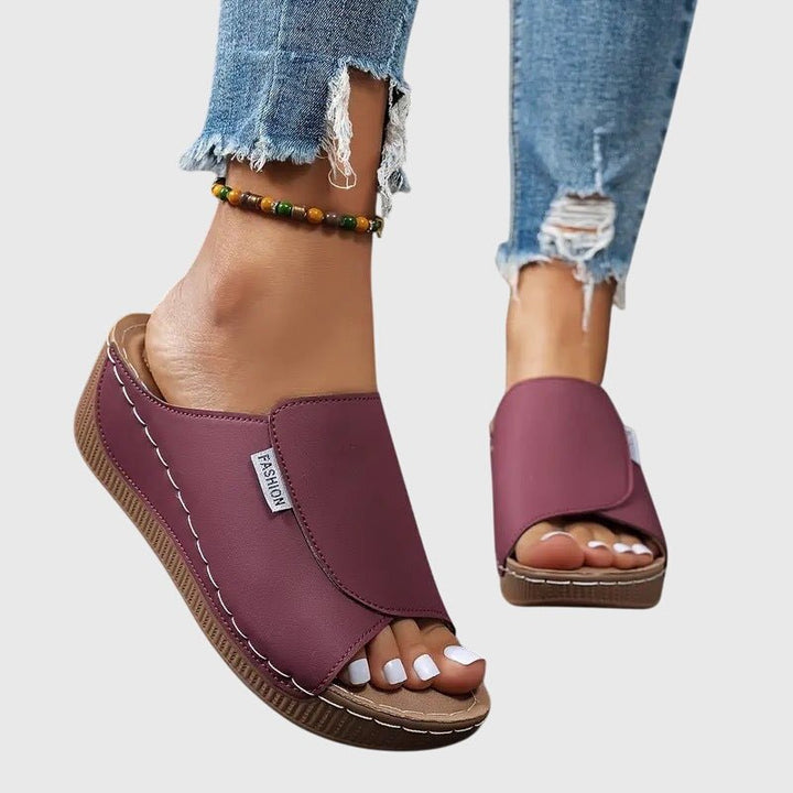 Sandales ouvertes compensées pour femme, design élégant et confort optimal. Chaussures d'été polyvalentes.