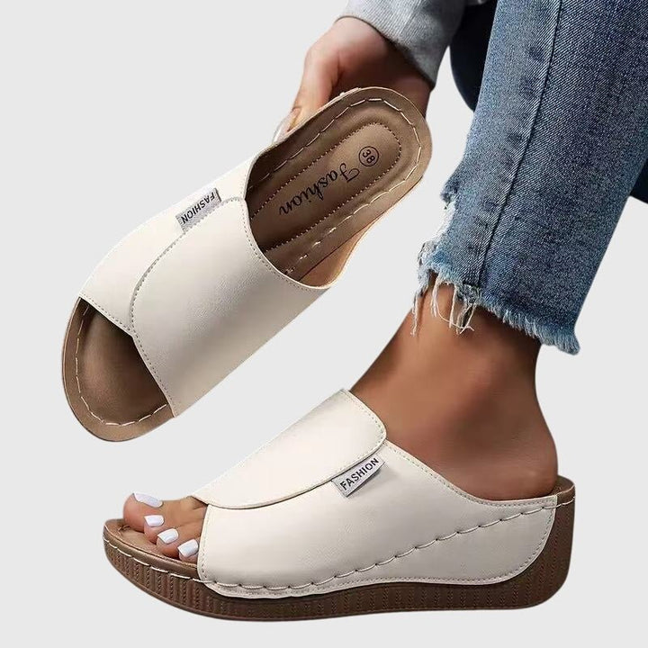 Sandales compensées femme élégantes et confortables pour l'été, style décontracté et polyvalent.