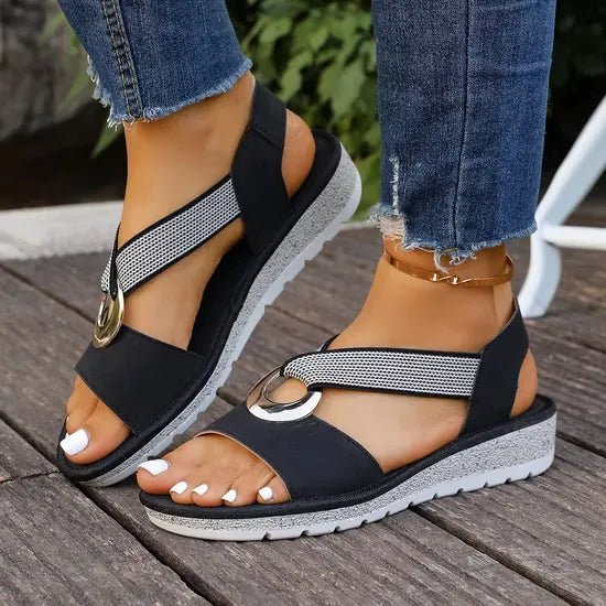 Paire de sandales femme à boucle, parfaites pour l'été, élégantes, légères et très confortables.