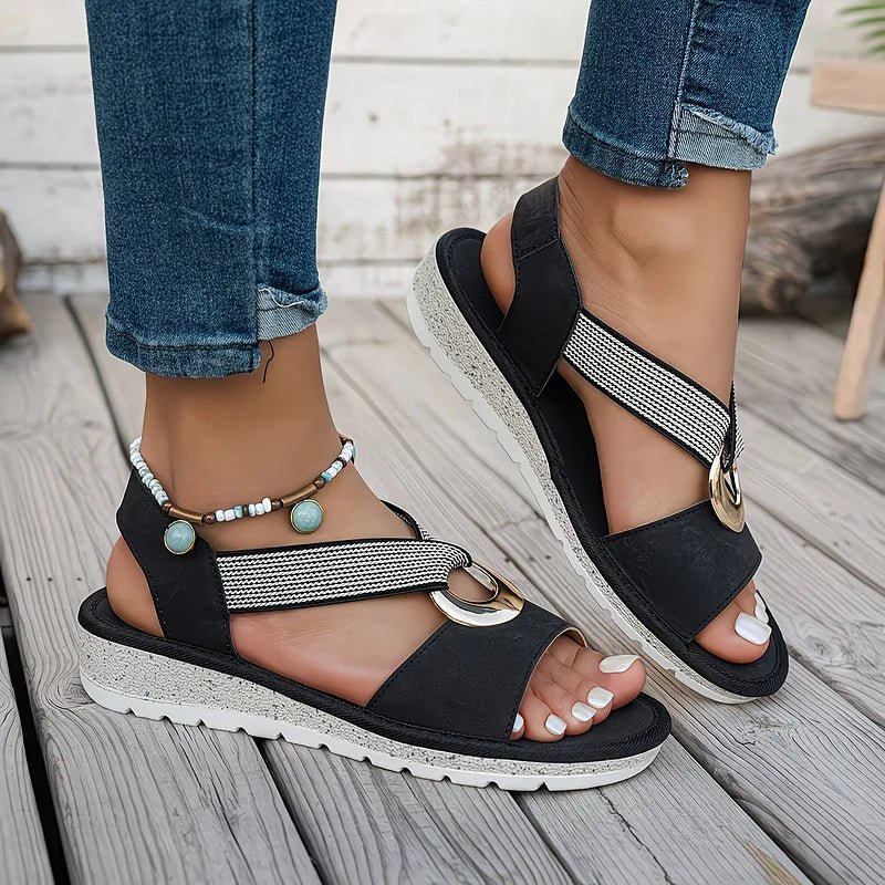 Sandales femme d'été avec boucle décorative, alliant confort et style décontracté.