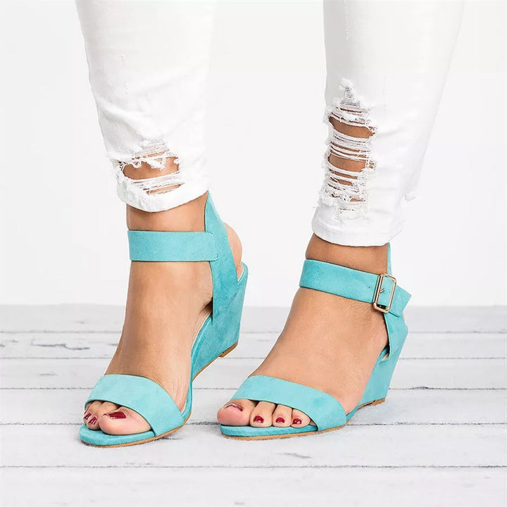 Chaussures orthopédiques compensées pour femmes, apportant soutien et confort maximal pour le bien-être des pieds.