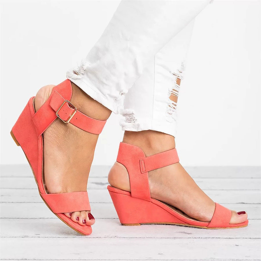 Sandales compensées orthopédiques pour femmes, avec brides réglables, alliant mode et confort pour l'été.