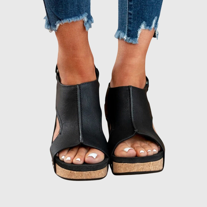 Élégantes sandales compensées à plateforme pour femmes, offrant style et soutien orthopédique pour l'été.