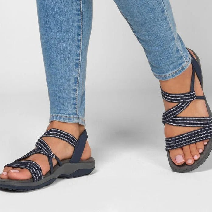 Sandales orthopédiques estivales pour femme, alliant style, confort et santé du pied avec brides.