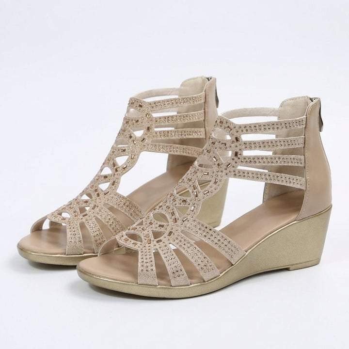 Sandales chic femme à talon compensé. Mode estivale et confort orthopédique, élégance assurée.